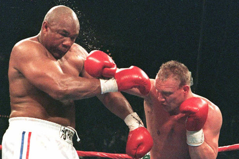 Petinju George Foreman (kiri) saat melawan Axel Schulz di Las Vegas, Nevada, Amerika Serikat pada 22 April 1995. Foto: JOHN GURZINSKI / AFP