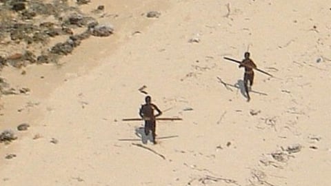 Suku Sentinel india sedang mengintai helikopter. Foto: Facebook/Indian Magazine