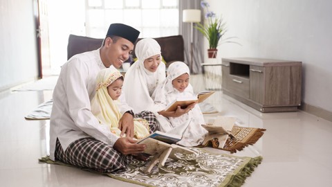 Ilustrasi salat bersama anak. Foto: Odua Images/Shutterstock