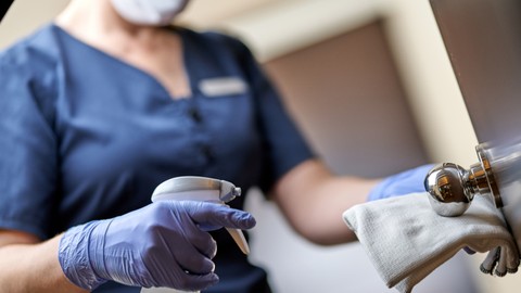 Ilustrasi pembenahan kamar hotel (housekeeping). Foto: Rawpixel.com/shutterstock