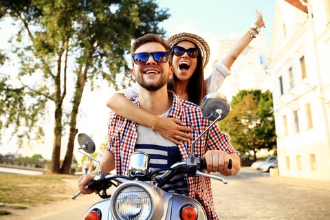 Traveling dengan pasangan dengan menggunakan motor Foto: Shutter Stock