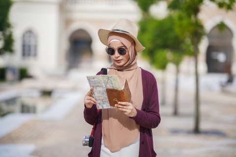 Ilustrasi perempuan Muslim tengah traveling sendirian. Foto: Shutterstock