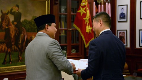 Menteri Pertahanan RI Prabowo Subianto (kiri) bersama Duta Besar China untuk Indonesia Lu Kang di Kantor Kementerian Pertahanan, Jakarta, Jumat (8/4).   Foto: Dok. Istimewa