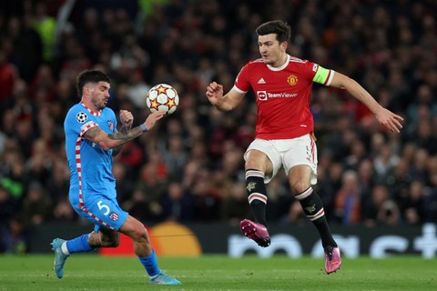Pemain Manchester United Harry Maguire berebut bola dengan pemain Atletico Madrid Rodrigo De Paul pada pertandingan leg kedua babak 16 besar Liga Champions di ld Trafford, Manchester, Inggris. Foto: Phil Noble/REUTERS