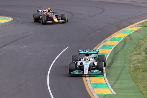 Pebalap Mercedes Lewis Hamilton saat balapan F1 Grand Prix Australia di Sirkuit Albert Park, Australia, Minggu (10/4). Foto: Loren Elliott/REUTERS
