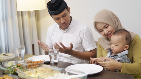 Ilustrasi makan bersama keluarga di hari Lebaran atau Idul Fitri. Foto: Odua Images/Shutterstock
