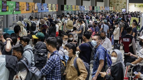 Sejumlah calon penumpang pesawat antre di loket lapor diri Terminal 2 keberangkatan domestik Bandara Soekarno Hatta, Tangerang, Banten, Sabtu (30/4/2022). Foto: Fauzan/ANTARA FOTO