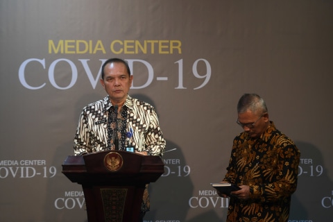 Plh Dirjen Imigrasi Jhoni Ginting memberikan keterangan terkait penanganan virus corona atau COVID-19 di Kantor Presiden Jakarta, Kamis (12/3). Foto: ANTARA FOTO/Akbar Nugroho Gumay