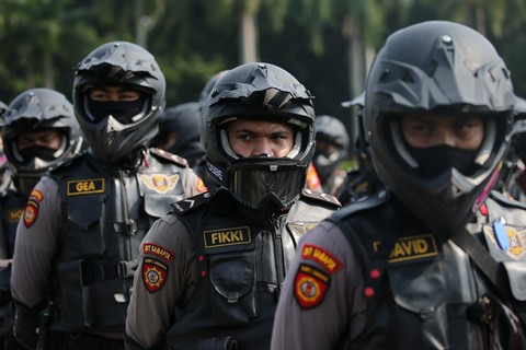 Brimob Bagikan 2.500 Sembako ke Warga Membutuhkan di Bogor (1)