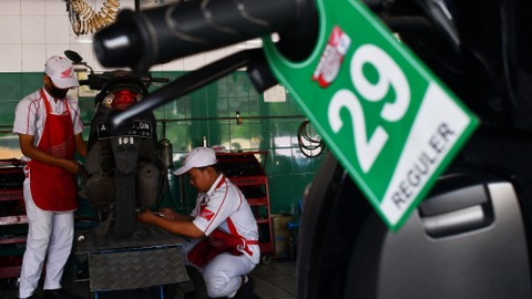 Tenaga mekanik memperbaiki sepeda motor di sebuah bengkel sepeda motor Ahass Cun Motor di Kota Madiun, Jawa Timur, Kamis (28/4/2022). Foto: Siswowidodo/ANTARA FOTO