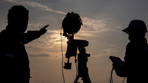 Tim Hilal BMKG mengamati matahari terbenam menggunakan teleskop saat melakukan pemantauan hilal di Dermaga Hati, Taman Impian Jaya Ancol, Jakarta Utara, Senin (12/4). Foto: Dhemas Reviyanto/ANTARA FOTO