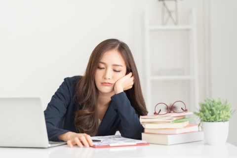 Ilustrasi perempuan mengantuk di tempat kerja. Foto: Shutter Stock 
