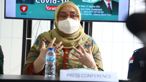 Dirjen PHI-Jamsos Kemnaker, Indah Anggoro Putri, saat meninjau pelaksanaan vaksinasi di BLK Komunitas FSPpG-K Saburmusi, Jaktim.  Foto: Dok. Kemnaker