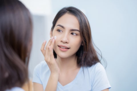 Ilustrasi perempuan memakai skin care. Foto: Shutterstock