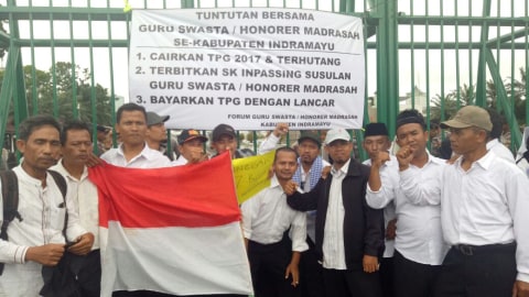 Guru honorer menuntut pencairan tunjangan. Foto: Fahrian Saleh/kumparan