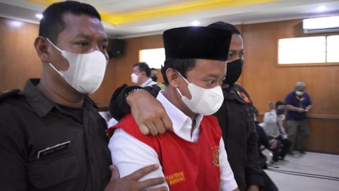 Terpidana kasus kekerasan seksual terhadap anak Herry Wirawan (tengah) berjalan memasuki ruangan untuk menjalani sidang vonis di Pengadilan Negeri Bandung, Jawa Barat, Selasa (15/2/2022). Foto: Rafi Fadh/AP Photo