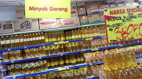 Minyak goreng yang dijual di Naga Pasar Swalayan Kranji Bekasi Barat, Rabu (12/1). Foto: Akbar Maulana/kumparan