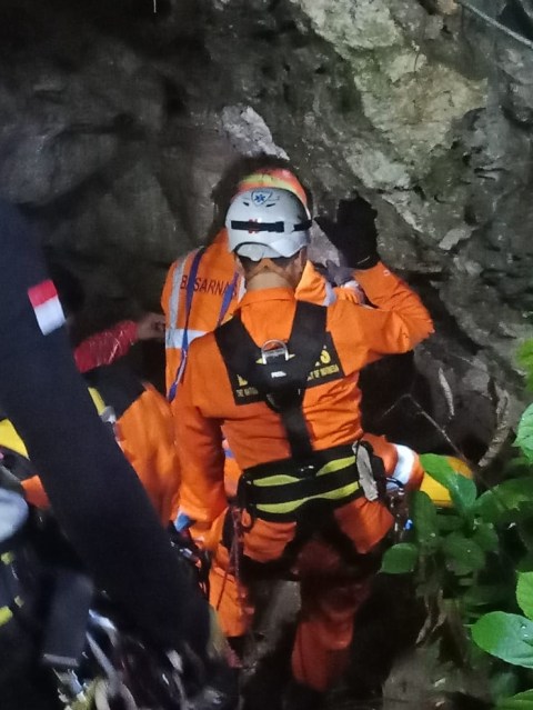 Evakuasi tiga mahasiswa Uniska di Gua Lele, Karawang. Foto: Dok. SAR Bandung