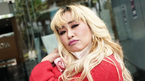 Penyanyi Pinkan Mambo saat ditemui dikawasan Tendean, Jakarta, Senin, (25/01/2021).   Foto: Ronny