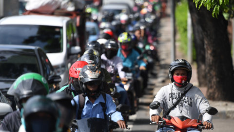 Sejumlah kendaraan terjebak kemacetan di Jalan Raya Pasar Minggu, Jakarta, Rabu (8/4).  Foto: ANTARA FOTO/Akbar Nugroho Gumay