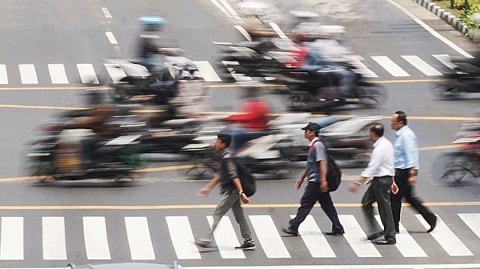 Masyarakat menyebrang di pelican crossing yang berada di sekitar kawasan Jakarta, Selasa (4/9). Foto: Jamal Ramadhan/kumparan