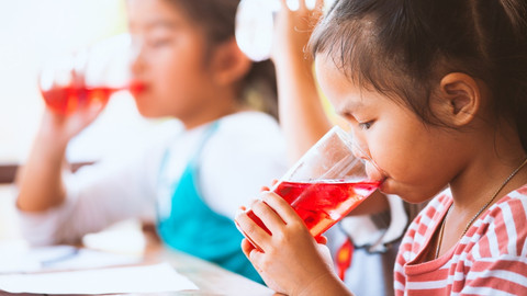 Ilustrasi anak munum sirup. Foto: Shutter Stock