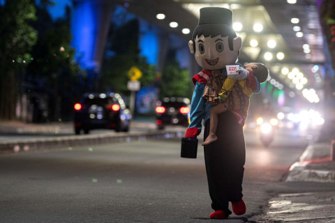 Foto: Potret Haru Pengamen Badut dan Anaknya Mengais Rezeki Saat Pandemi Corona (2)