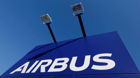 Logo Airbus terlihat di kantor pusat perusahaan di Blagnac dekat Toulouse, Prancis, 20 Maret 2019. Foto: REUTERS/Regis Duvignau