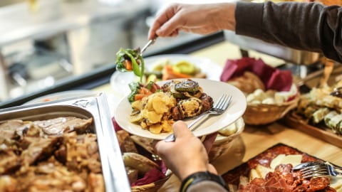 Ilustrasi makan di restoran all you can eat. Foto: Getty Images