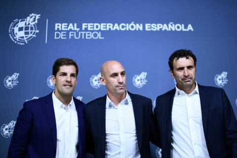 Robert Moreno (kiri) bersama Luis Rubiales (tengah) dan Jose Francisco Molina. Foto: AFP/Oscar Del Pozo