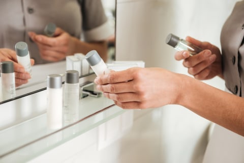 Ilustrasi tamu menggunakan toiletries saat berada di hotel Foto: Shutter Stock