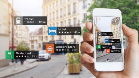 Ilustrasi menggunakan aplikasi traveling saat traveling. Foto: Getty Images