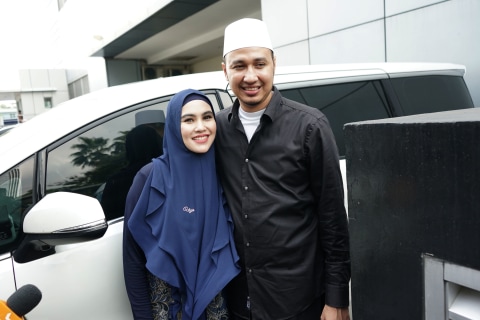 Artis Kartika Putri dan suaminya, Habib Usman, saat ditemui di kawasan Tendean, Jakarta, Senin, (13/1/2020).  Foto: Ronny