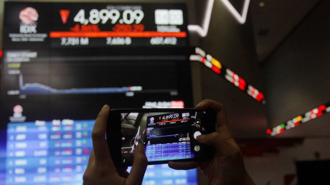 Karyawan mengamati layar pergerakan perdagangan saham di Bursa Efek Indonesia, Jakarta, Kamis (10/9). Foto: Reno Esnir/ANTARA FOTO