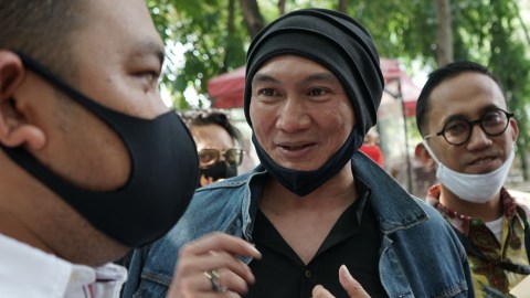 Musisi Anji saat mendatangi Polda Metro Jaya, Jakarta, Senin (10/8). Foto: Ronny