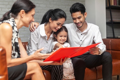 com-Ilustrasi keluarga mengajukan asuransi kesehatan. Foto: Shutterstock