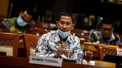 Ketua Komisi Yudisial (KY) Mukti Fajar Nur Dewata mengikuti Rapat Dengar Pendapat (RDP) dengan Komisi III DPR di Kompleks Parlemen, Senayan, Jakarta, Senin (25/1).  Foto: Muhammad Adimaja/ANTARA FOTO