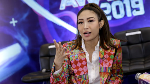 Presenter Ayu Dewi saat hadir di konferensi pers Dahsyat Award di kawasan Kebon Jeruk Jakarta, Senin (18/3). Foto: Ronny/kumparan