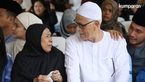 Orang tua Ashraf Sinclair saat pemakaman Ashraf Sinclair, di San Diego Hill Memorial Park, Karawang. Foto: Fanny Kusumawardhani/kumparan