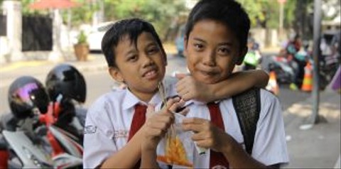 Sejumlah siswa sekolah dasar membeli jajanan. Foto: Jamal Ramadhan/kumparan