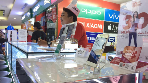 Pedagang Elektronik Di ITS Cempaka Mas Foto:  Yuana Fatwalloh/kumparan