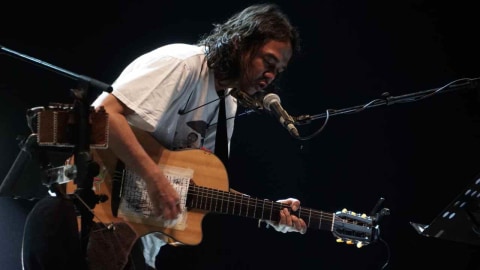 Aksi panggung Jason Ranti saat "Konser Aku Cinta" di Allianz Ecopark Ancol, Jakarta (30/3). Foto: Iqbal Firdaus/kumparan