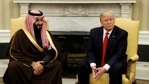 Trump dan wakil putra mahkota Arab Saudi. Foto: Reuters/Kevin Lamarque