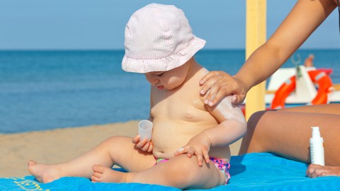 Ilustrasi bayi pakai sunscreen. Foto: Shutter Stock