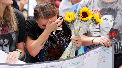 Salah satu fans menangis saat peringatan satu dekade kematian Michael Jackson di Hollywood Walk of Famedi Los Angeles, California, AS, Selasa (25/6). Foto: REUTERS/Mike Blake
