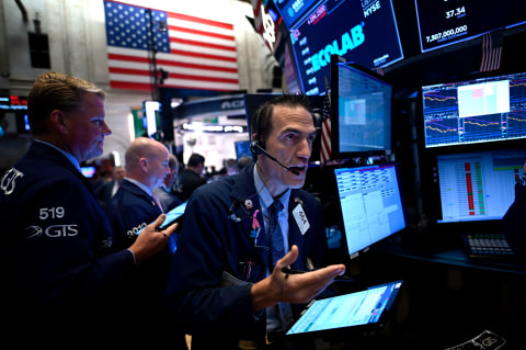 Pekerja melihat pergerakan saham dari layar monitor di Wall Street di New York City. Foto: Eisele / AFP