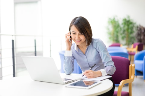Ilustrasi perempuan sedang bekerja di kantor. Foto: Shutterstock