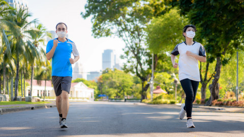 Ilustrasi olahraga sambil menggunakan masker. Foto: Shutterstock
