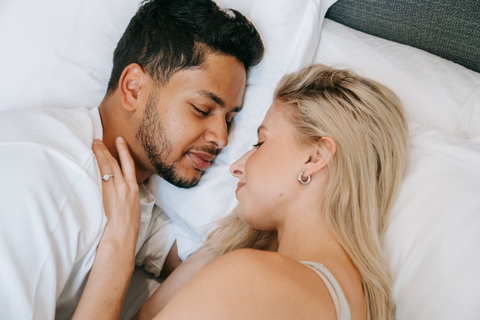 Jangan Langsung Tidur, Maksimalkan Bercinta dengan 6 Tips Afterplay Ini