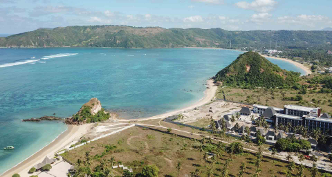 Foto udara destinasi wisata Pantai Mandalika di Kawasan Ekonomi Khusus (KEK) Mandalika, Desa Kuta, Kecamatan Pujut, Praya, Lombok Tengah, NTB, Senin (7/6/2021).   Foto: Ahmad Subaidi/ANTARA FOTO